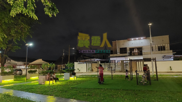 公园在夜间大放光明,吸引民众涌往打卡休闲。