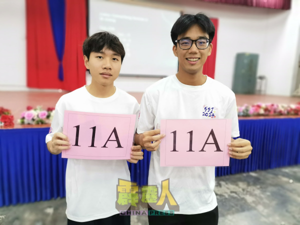 蔡崇隆（右）与王浩维考获11A佳绩。