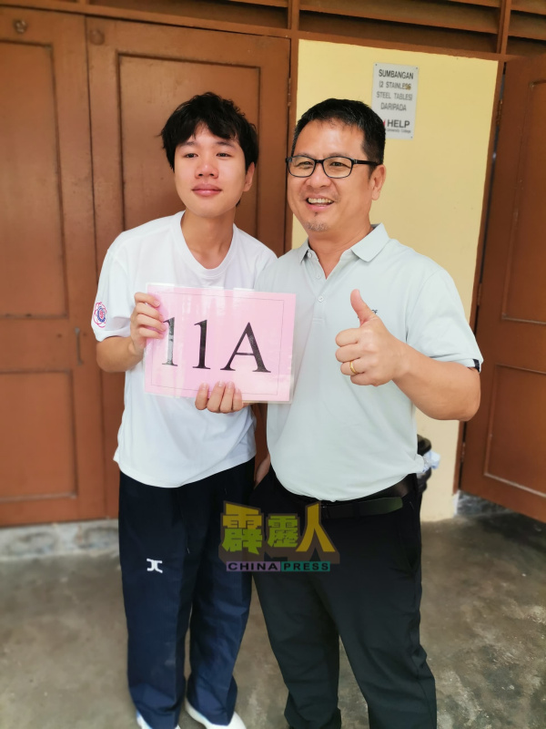 王浩维展示佳绩，与父亲王荣信分享喜悦。