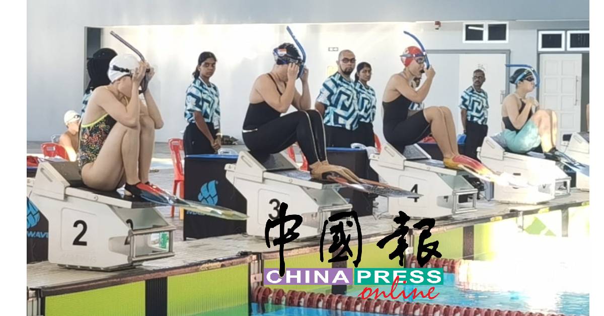 各参典者在赛参载好游泳面罩。