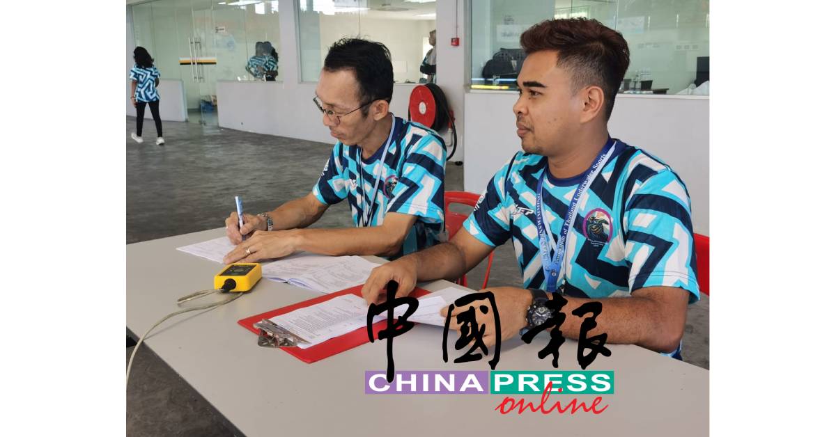 评审员在现场为参赛者记录赛事。