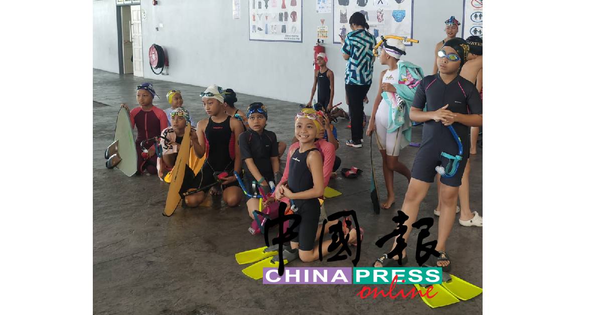 小年组的参赛者,准备参赛。