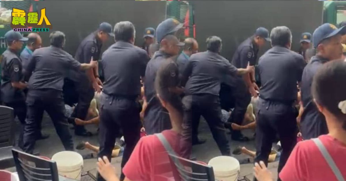 怡保市政厅执法人员取缔一家茶室外摆放桌椅时,与店家爆发肢体冲突,期间双方推撞不休。
