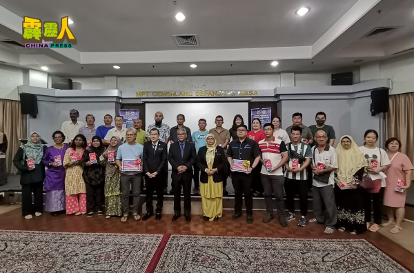 各抽得幸运奖品的纳税市民在领奖后，与市议会领导层分享喜税。