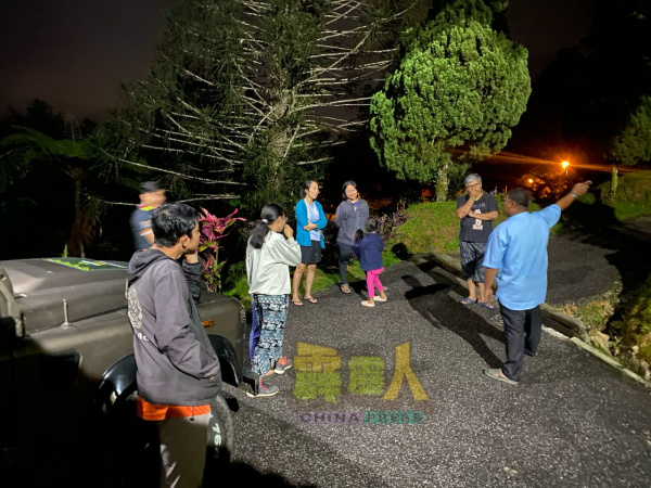游客到户外享受夜晚的凉爽大自然气氛。