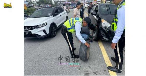 金马仑巡逻遇爆胎  警员即时帮忙更换  免引发交通阻塞