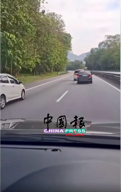 警方指出,当时宝腾司机在右边车道,突然在本田轿车前放缓行驶,以阻挡本田轿车的去路。(视频截图)