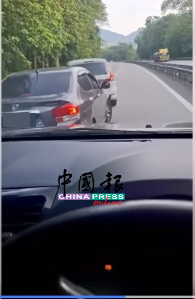 从后方而至的罗厘,因来不及刹车及闪避,而撞向本田轿车尾部。(视频截图)