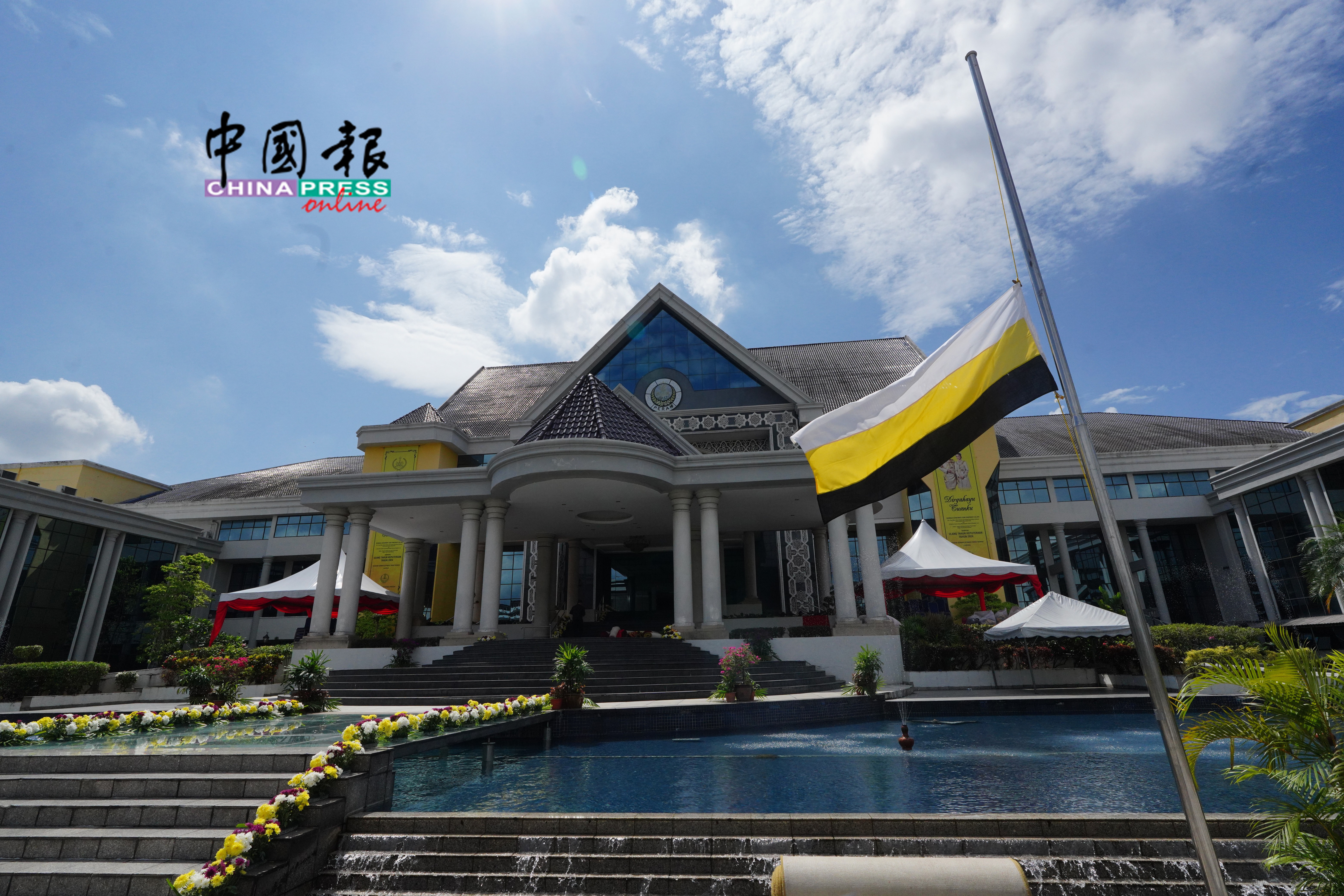 第五任首相敦阿都拉逝世,霹雳州苏丹纳兹林沙宣佈,霹雳州週一降半旗致意,以表达人民对这位国家领袖的哀悼与尊敬。