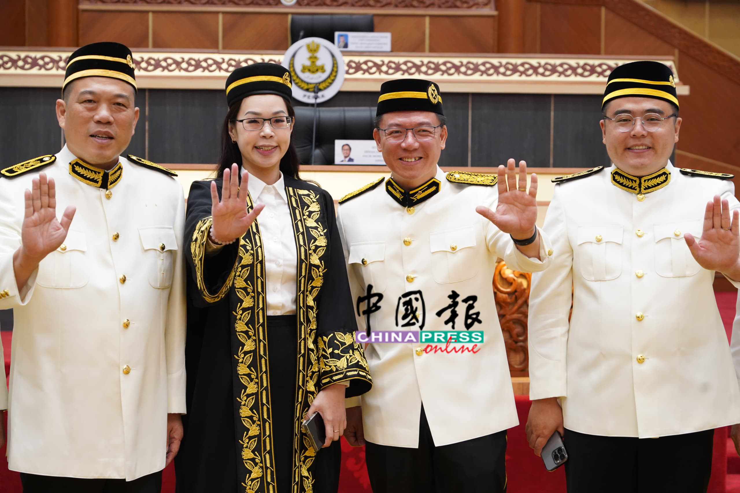 罗思义(左起)、崔慈恩、倪可敏及吴家良,在霹雳州第15届第三季第一次州议会开幕礼上,展示昌明政府的手势。