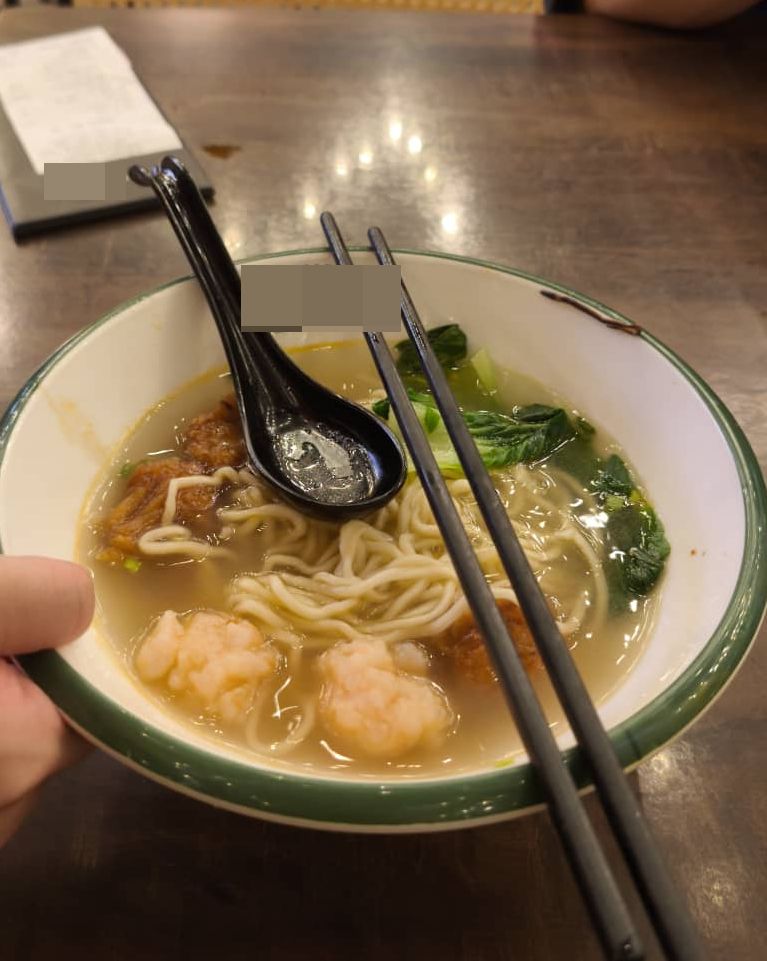 网民怒斥吃到一碗“加料”汤面,并形容这是一场令人作呕的恶梦。