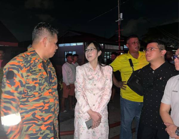 崔慈恩(左2)接获火灾通知后,第一时间赶往现场了解情况。(崔慈恩提供)