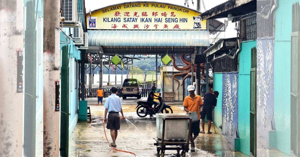 邦咯岛吉灵丸一带的沿海海产店,也难逃被水淹,员工事后忙着清理,准备迎客做生意。