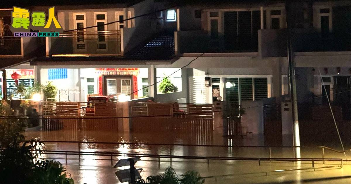 邦咯岛因长命大雨,多个住宅花园发生突发水灾,其中数个住宅区更是首次迎来罕见水灾。