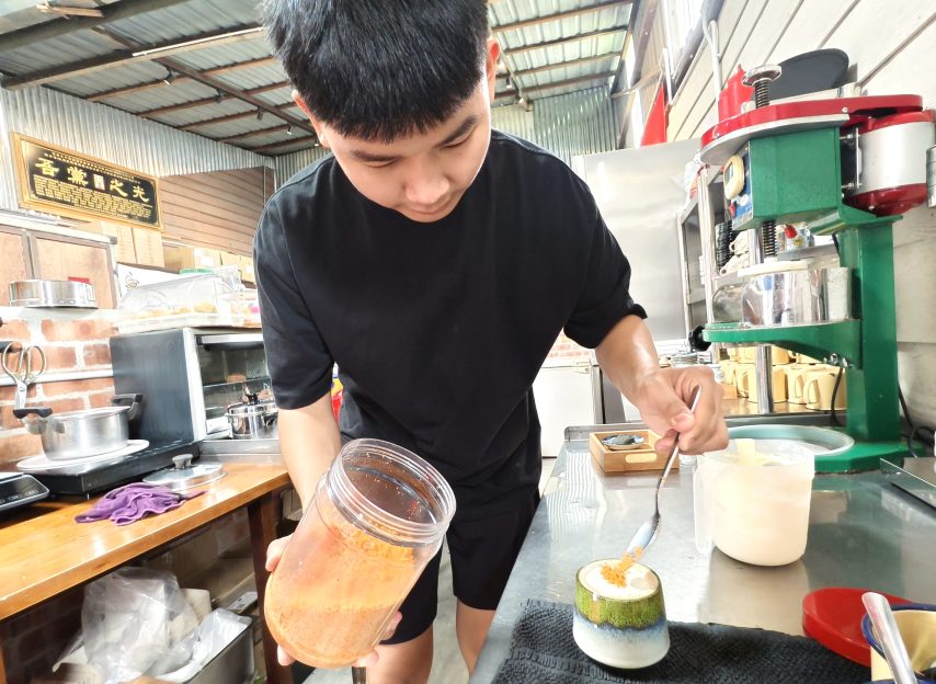 陈博祺创办“鸭Tan农场咖啡屋”,以现代料理方式,将咸鸭蛋融入高人气的咸咖啡,让咸蛋也搭上潮流列车,融入新世代。
