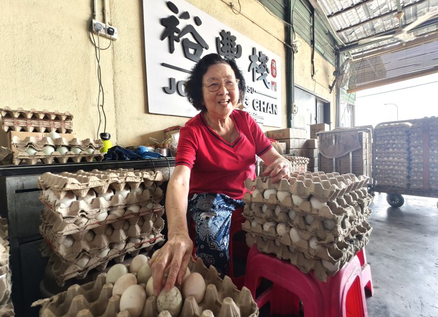 笑容可掬的奶奶每天仍坚守岗位,筛选咸鸭蛋,为祖业把关。