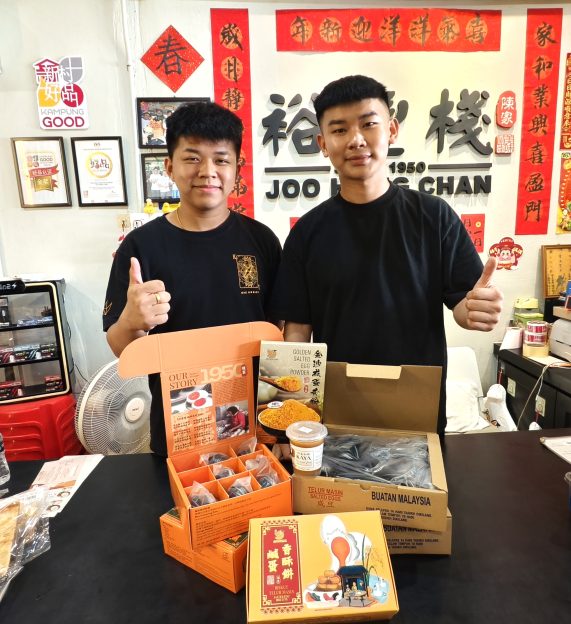 裕丰栈咸鸭蛋行第四代传人陈博祺(右)和弟弟,坚守初心,传承祖业传递古早味。