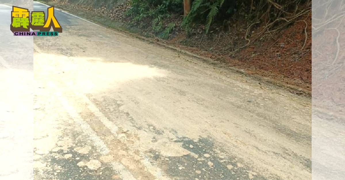 邦咯岛数个土崩路段佈满泥泞,威胁道路使用者的安全。