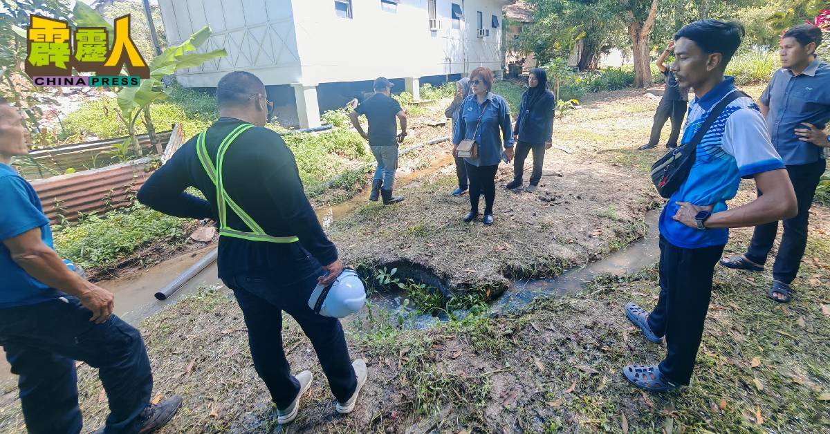 黄丽娟和水利局团队实地考察即将施工增设出水口的地区。