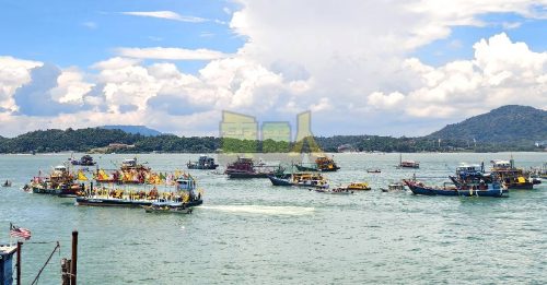 逾百船艇随妈祖海 北门南门巡一回 冀保佑海陆丰收