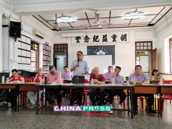 胡恩林（前排右4）在会上宣布，卸下霹雳客家公会会长兼深斋中学董事长的职位。前排左起为陈淑娟、胡禄永、胡旺强、罗荣昌、蓝仁俊及游上运。