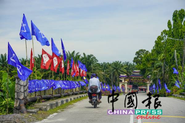 国阵旗帜高挂，象徵团结政府阵营积极应战。