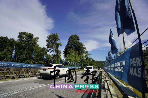 国盟旗帜迎风飘扬，展现其在当地的动员实力。