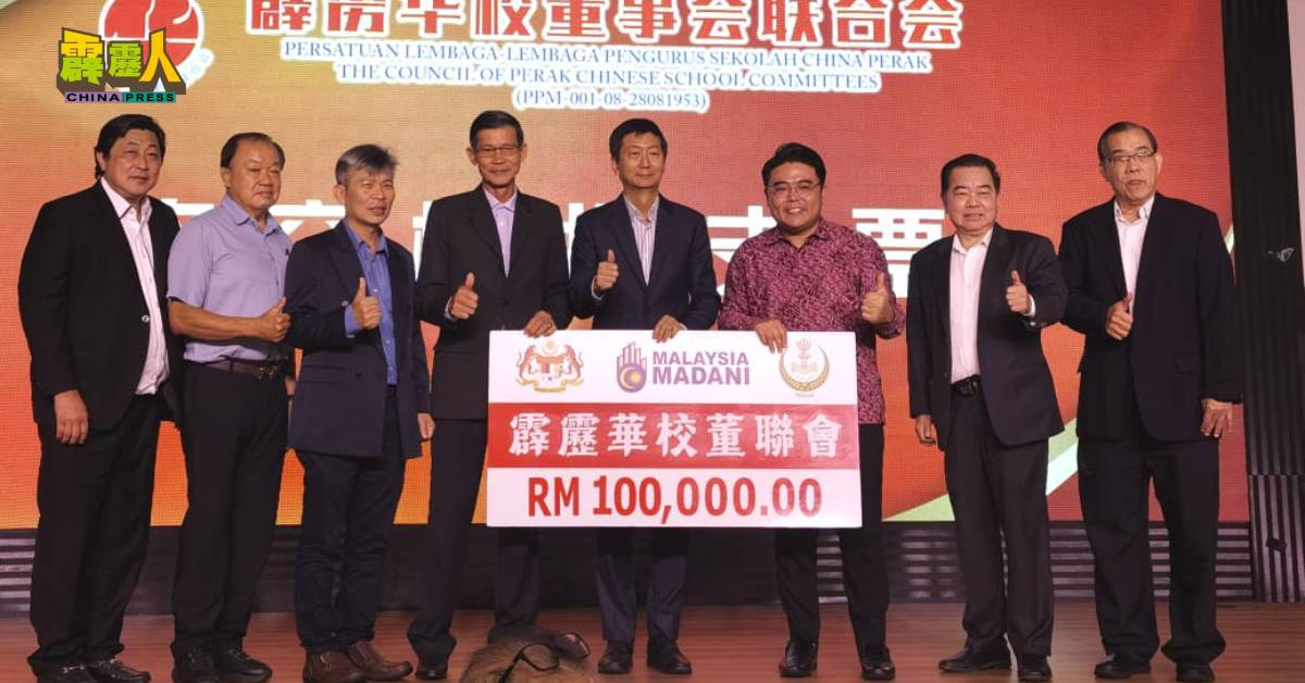 吴家良(右3起)移交模拟支票给颜登逸;由黄胜全、黄志伟、叶建成、黄仲贤、黄印兴(右起)及陈德杰见证。