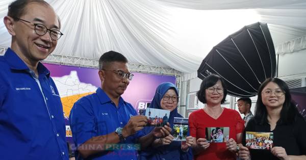 罗斯娜妮(左3起)与双胞胎妹妹叶进吗接受中文媒体访问,陪同者包括国阵候选人尤斯里(左2)及马华署理总会长拿督马汉顺(左);众人一同翻看相认后的家庭照片,回忆过往,聆听这段跨族群家庭的感人故事。