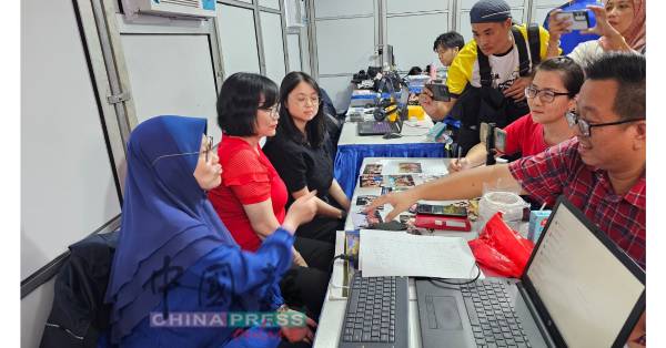 罗斯娜妮(左起)与双胞胎妹妹叶进吗接受中文媒体专访。