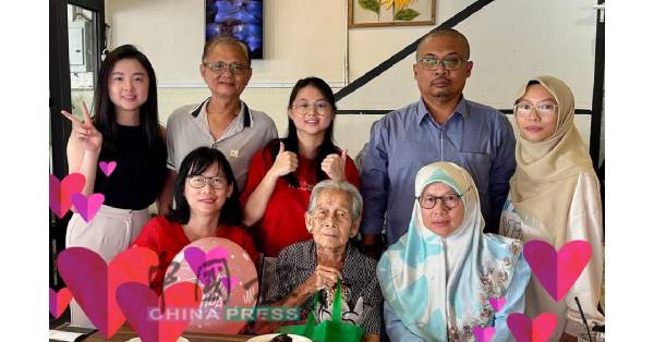 罗斯娜妮(前右)、女儿(后右起)、尤斯里一同出席庆祝华裔生母90大寿的晚宴。