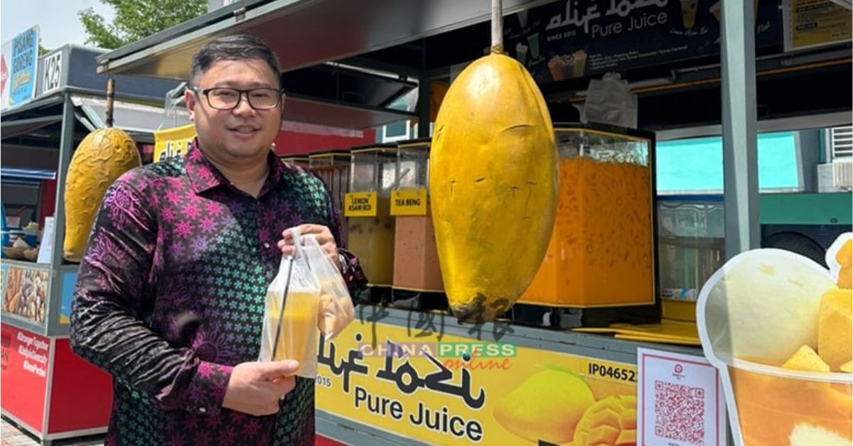 黄家杰巡视已营业的MyKiosk摊位。