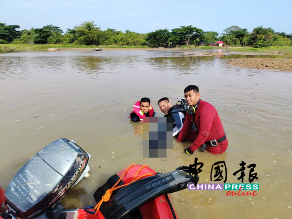 水上拯救队在距离死者垂钓位置约15呎处,寻获其遗体。