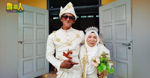 47岁男娶70岁三婚邻居 他俩成集体婚礼焦点