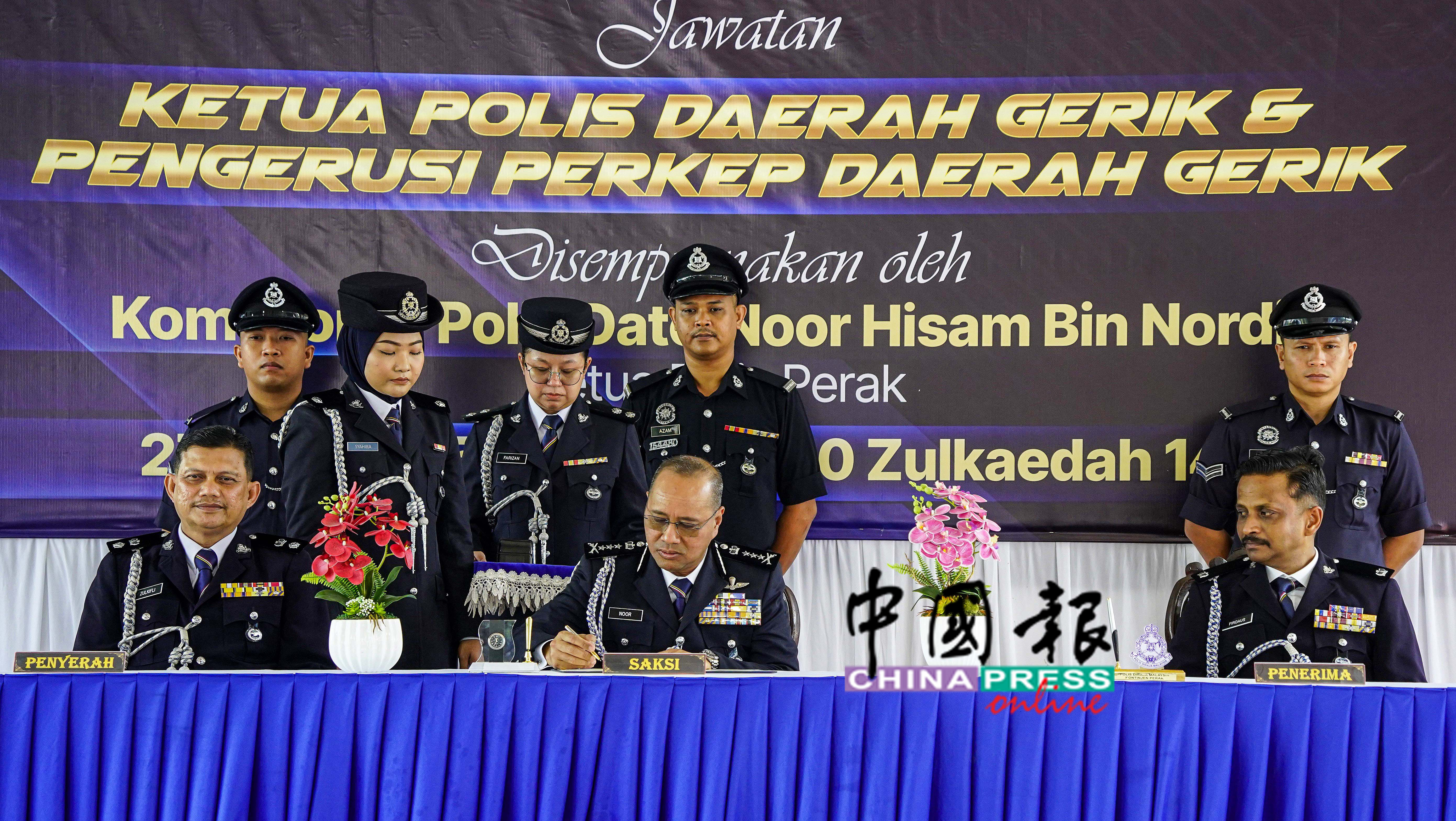 週二举行的宜力警区主任移交仪式上,霹雳州总警长拿督诺希山(中)担任见证人,原任警区主任祖基菲警监(左)调离后,其留下的空缺由副警区主任费道斯警监(右)暂代。