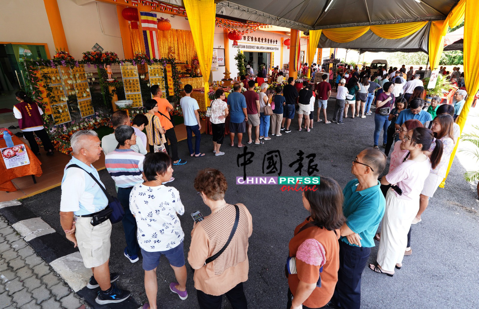 马佛总霹雳州分会的佛友及善信在卫塞节期间,携儿扶老一同准备参与浴佛仪式。