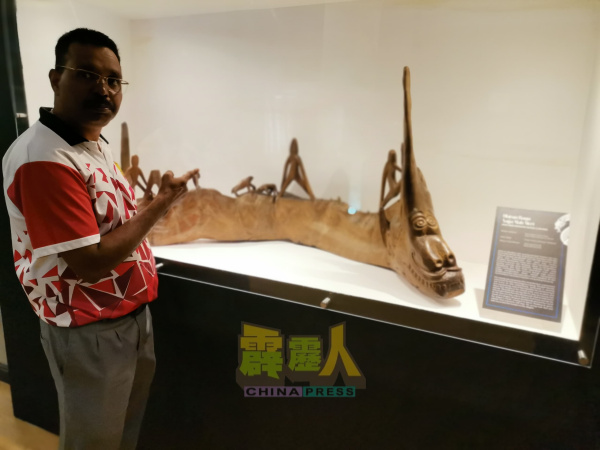 西华展示一个在泰国可见的龙型雕刻作品。