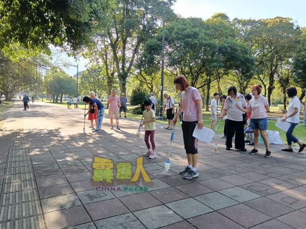 太平掀起地书文化热潮,越来越多民众到太平湖参与写地书活动,让公园添增了文化气息。