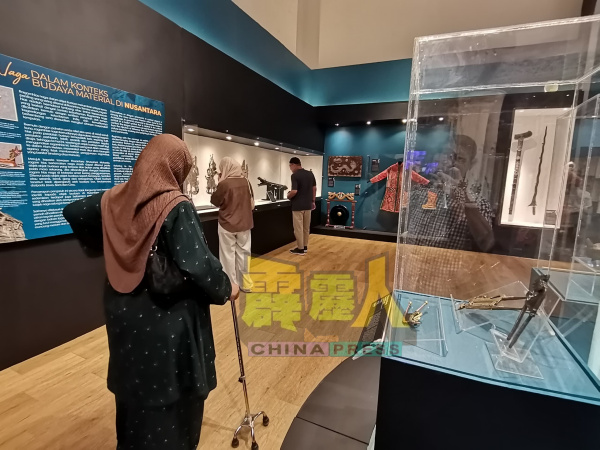 以“龙”为主题的新展览，吸引访客参观。