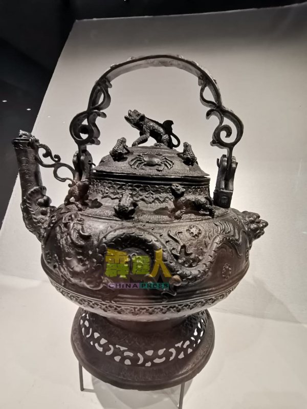 古董龙饰器皿，珍贵非常。