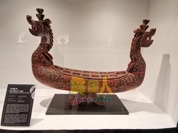 马来社会旧时的游戏玩意儿，也有龙造型的制作。