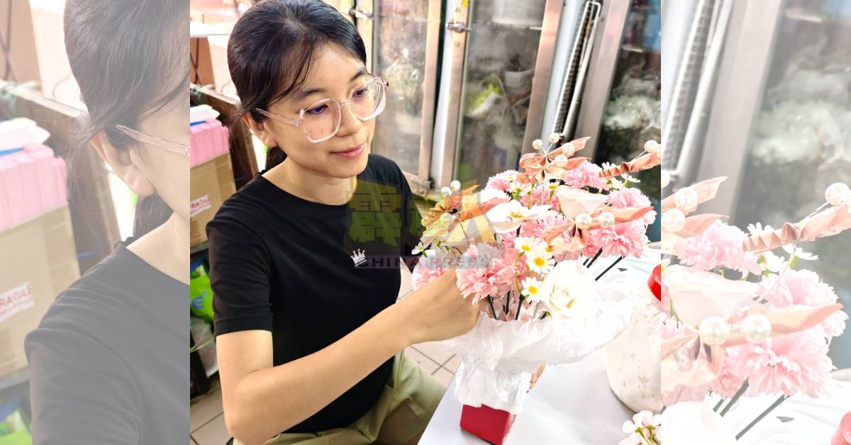 李妙一整理钞票花束,再以康乃馨香皂花作为点缀。