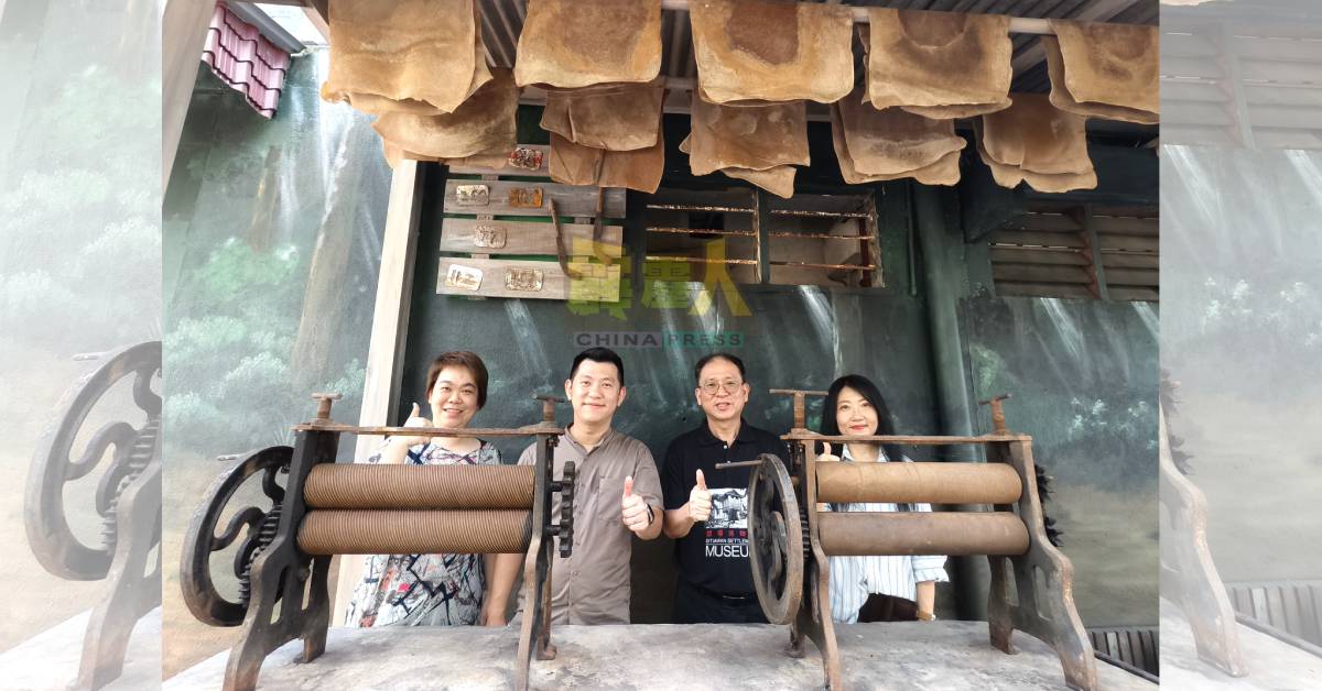 黄天荣(左2起)感谢实兆远垦场博物馆馆长廖克民,捐赠老物件给文化巷,令当地立体壁画更传神。