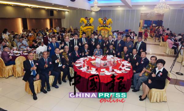 林书庆（前排左起）、陈宽、郭天送、陈志强、符国建、关和贵、黄诗情、周志强、张天赐、蔡亚伍、林顺辉、黄步达及王丽娇，一同出席霹雳摄影公会77週年纪念晚宴。