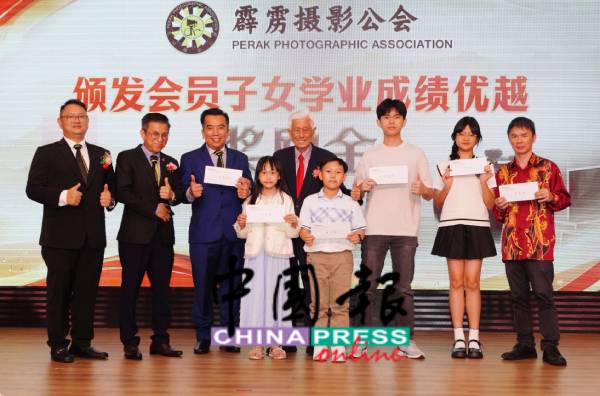 大会也颁发会员子女学业成绩优越奖励金，给7名受惠学生。后排左起为郭天送、周志强、伍瑞安及符国建。