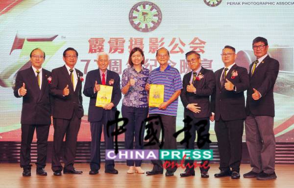 黄诗情(左4)颁发表扬状给符国建(左3起)及施建章,以表扬他们对霹雳州摄影行业的付出与贡献。左起为吴金传、蔡亚伍、周志强、郭天送及林文轩。