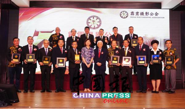 黄诗情(前排右7)在符国建(前排右6起)及周志强陪同下,颁发纪念品给一众出席嘉宾。