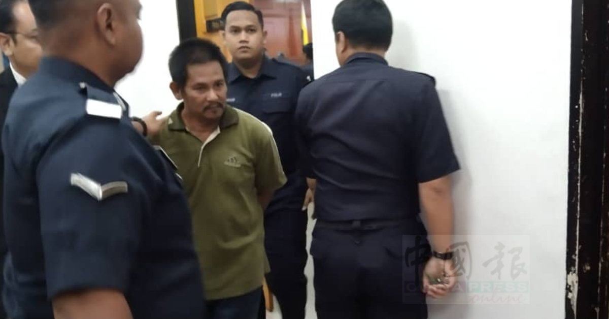 鲁迪祖卡奈面控后,被庭警押离法庭。