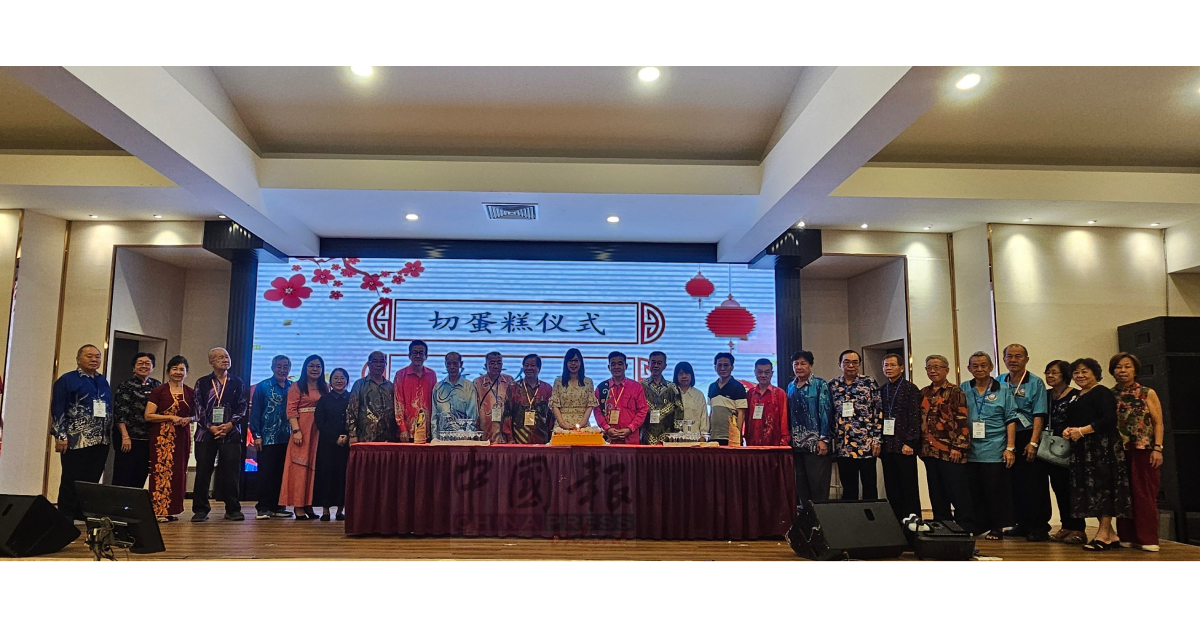 嘉宾与理事一同主持切蛋糕仪式,场面温馨。