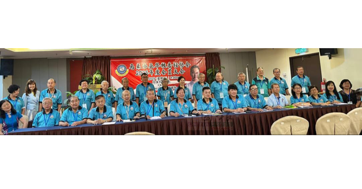 马来西亚华校杏坛协会第12届中央理事会正式成立,廖秋强(左7)成功蝉联总会长职务。